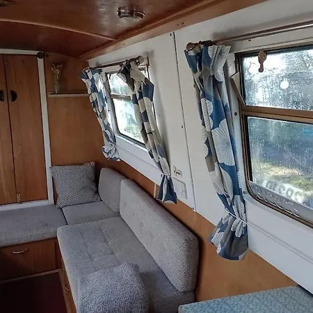 Cosy, Quirky, Tranquil, Secluded Boat Botel Bell Busk