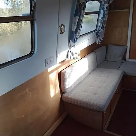 Cosy, Quirky, Tranquil, Secluded Boat