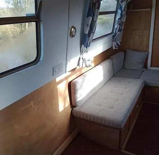 Cosy, Quirky, Tranquil, Secluded Boat