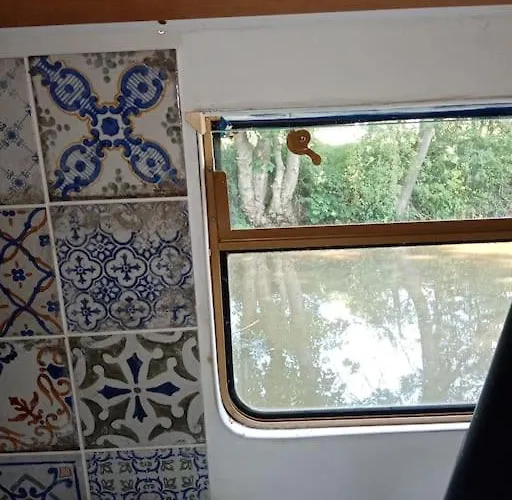 Cosy, Quirky, Tranquil, Secluded Boat Botel Bell Busk